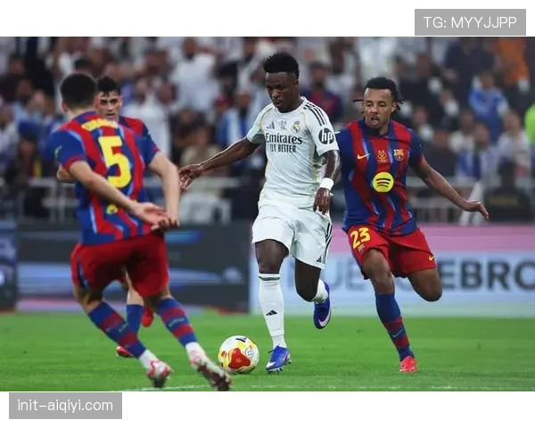 特写：拉斯帕尔马斯老将哈维-穆尼斯打入个人西甲百球后泪洒赛场