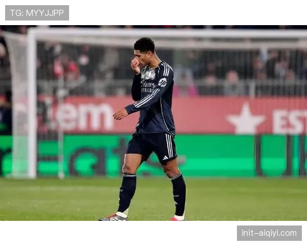 关键判罚：VAR复核皇马在进攻三区肋部获得的疑似点球，最终维持原判